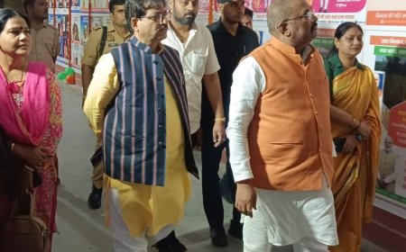 उन्नाव में सरकारी योजनाओं और विकास कार्यों की प्रदर्शनी लगी:भाजपा क्षेत्रीय उपाध्यक्ष ने विकास कार्यों की जानकारी ली, जिलाध्यक्ष ने योजनाओं की सराहना की