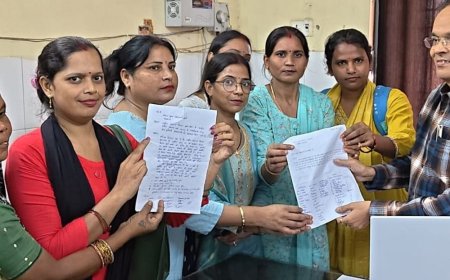 संविदा ANM ने स्थायीकरण और समान वेतन के लिए प्रदर्शन:कासगंज में ACMO को ज्ञापन सौंपकर 5 सूत्रीय मांगों के जल्द निस्तारण की मांग