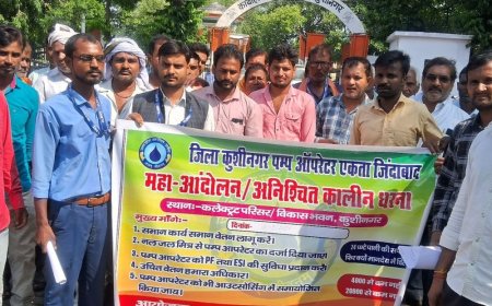 पंप ऑपरेटरों ने सौंपा ज्ञापन:कुशीनगर में 20 हजार रुपए मानदेय और सेवा सुरक्षा की मांग
