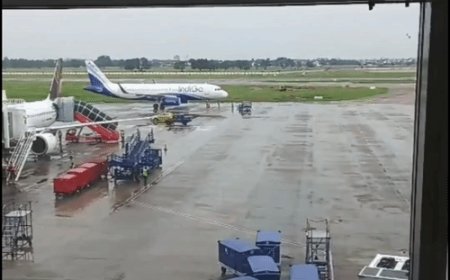 लखनऊ में भारी बारिश, एयरपोर्ट ने जारी की एडवाइजरी:लखनऊ समेत यूपी के कई जिलों में तेज बारिश, ट्रैफिक जाम के चलते एयरपोर्ट पहुंचने में हो सकती है देरी