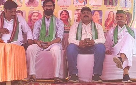 किसान यूनियन का स्थापना दिवस मनाया:आगरा के एत्मादपुर में किसानों ने कर्जा माफ और फ्री इलाज पर की चर्चा