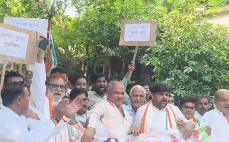 कांग्रेसियों ने चुनाव आयुक्त का पुतला फूंका:फतेहपुर में विरोध मार्च निकालकर लगाए नारे, भाजपा सरकार बनाने का आरोप