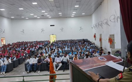 साइबर ठगी से बचने के लिए छात्रों को किया जागरूक:मुजफ्फरनगर में OTP और बैंक डिटेल साझा न करने की सलाह