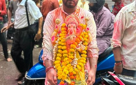 नवाबगंज में गणपति विसर्जन:बारिश में भी नहीं थमा भक्तों का उत्साह, शोभायात्रा में गूंजे बप्पा के जयकारे