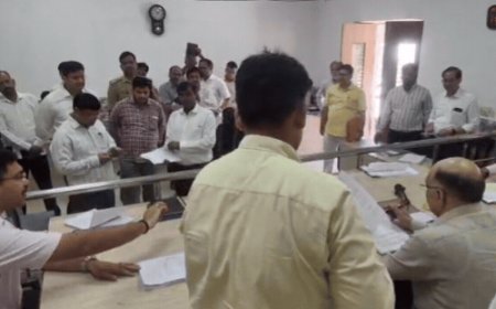 भाजपा-सपा सहित 11 प्रत्याशियों ने लिए नामांकन पत्र:आगरा मंडलायुक्त कार्यालय में नामांकन की प्रक्रिया शुरू