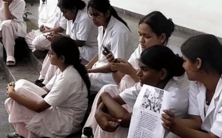 KGMU में नर्सिंग छात्रों का फिर प्रदर्शन:प्रिंसिपल-डीन के इस्तीफे की मांग, बोले- आश्वासन के बाद भी नहीं हुई सुनवाई