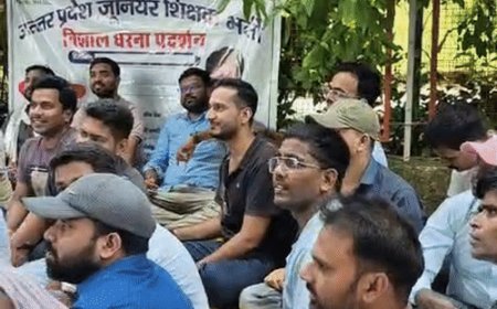 प्रयागराज शिक्षा निदेशालय में छात्रों का प्रदर्शन:अभ्यर्थी बोले-कक्षा 6-8 में 40 हजार पदों की जरूरत,50% पदोन्नति से तो 50% सीधी भर्ती हो