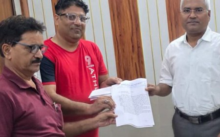 साइबर सेल के नाम पर खाते ब्लॉक, ग्राहकों में नाराजगी:मानव विकास जन सेवा समिति ने सिटी मजिस्ट्रेट को सौंपा ज्ञापन, जांच की मांग