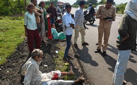 ट्रैक्टर की टक्कर से बुजुर्ग दंपती समेत 3 घायल:जालौन में बीएमटी कॉलेज के सामने हुआ हादसा; चालक ट्रैक्टर छोड़कर भागा, तीनों अस्पताल में भर्ती
