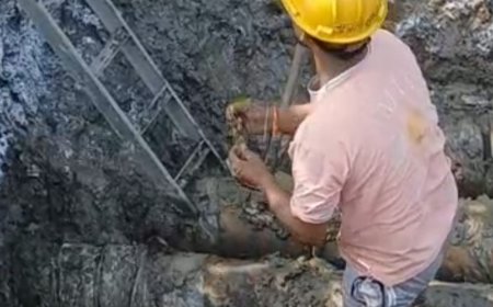 देवरिया में पेट्रोल पाइपलाइन में लीकेज मिला:गड्ढे में जमा 50 लीटर पेट्रोल निकाला, अग्निशमन दल और सेफ्टी टीम मौके पर तैनात