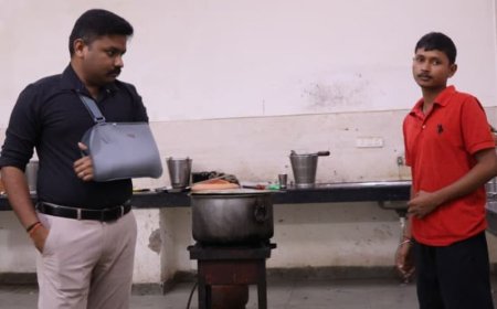 अमेठी में SP रात को गौरीगंज थाने पहुंचे:रात्रि गणना, डायल-112 और मेस का जायजा लिया, जवानों के साथ खाया खाना