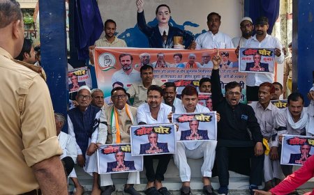 कन्नौज में कांग्रेस ने चुनाव आयुक्त के खिलाफ प्रदर्शन किया:पुतला फूंकने की कोशिश की, पुलिस ने छीना; कलक्ट्रेट तक मार्च भी नहीं निकाल पाए