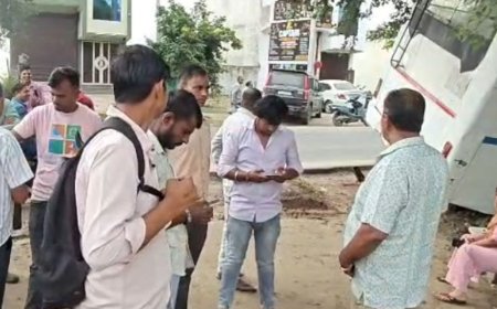 कुत्ते को बचाने में अनियंत्रित हुई मिनी बस:बुलंदशहर में खाई में गिरी, सभी यात्री सुरक्षित