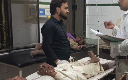 अज्ञात वाहन की टक्कर से ई-रिक्शा सवार तीन घायल:एक युवक की हालत गंभीर, निजी अस्पताल में उपचार जारी