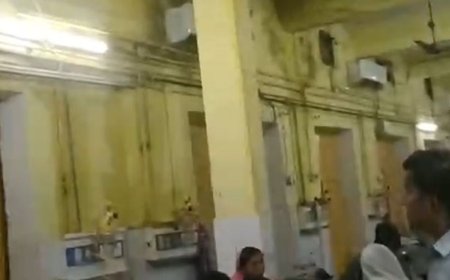 सीतापुर जिला अस्पताल में बारिश से छत टपकी:महिला-चिल्ड्रन वार्ड में पानी भरा, दीवारों पर करंट उतरने की संभावना, एसडीएम ने किया निरीक्षण