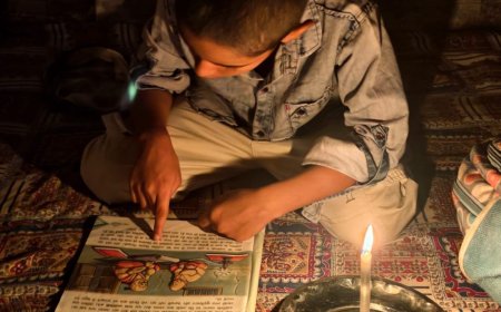 श्रावस्ती में 4 दिन से बिजली गुल, लालटेन बनी सहारा:तूफान-बारिश से 400 पोल गिरे, नेटवर्क ठप होने से परेशानी बढ़ी