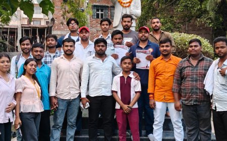 वाराणसी में चुनाव आयोग का विरोध:छात्रों ने प्रदर्शन किया, मुख्य चुनाव आयुक्त के इस्तीफे की मांग उठाई