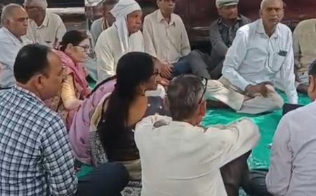 एटा में पेंशनरों ने 12 मांगों को लेकर प्रदर्शन किया:प्रधानमंत्री और मुख्यमंत्री के नाम ज्ञापन अतिरिक्त उपजिलाधिकारी को सौंपा