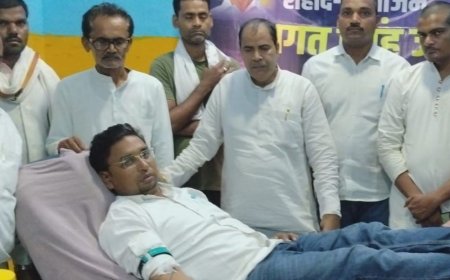 भगत सिंह जयंती पर आम आदमी पार्टी ने किया रक्तदान:भदोही जिला अस्पताल में कार्यकर्ताओं ने दिया रक्त