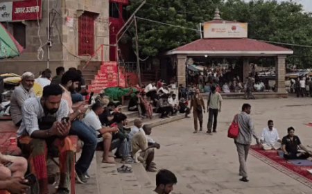वाराणसी में घाट की तरफ फिर बढ़ी गंगा:छोटे मंदिर हुए जलमग्न, मौसम वैज्ञानिक बोले- अगले 1 सप्ताह में 3-4 डिग्री बढ़ेगा पारा