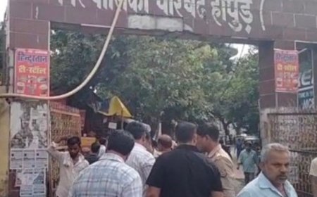 हापुड़ नगर पालिका परिसर के नाले में मिला शव:पुलिस ने मौके पर पहुंचकर जांच शुरू की, पहचान नहीं हो पाई