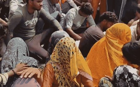 हाइटेंशन तार की चपेट में आकर युवक की मौत:मथुरा में गुस्साए ग्रामीणों ने जाम की सड़क, भाई को नौकरी-आर्थिक सहायता देने की मांग
