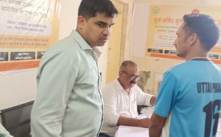महराजगंज जिला अस्पताल में दिव्यांग प्रमाण पत्र बनवाने पहुंचे लोग:डॉक्टरों की टीम कर रही जांच, सरकारी योजनाओं का मिलेगा लाभ