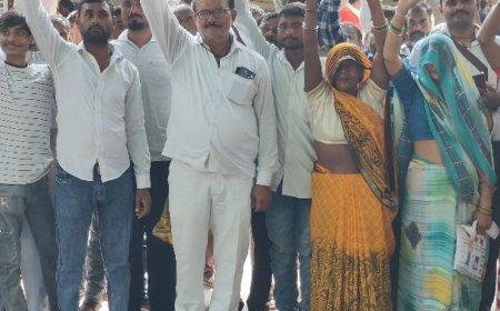 पपरेन्दा गांव में पुलिया का पानी घुसा, 500 घर प्रभावित:ग्रामीण बोले- घर गिर रहे, बच्चों को दूसरे घरों में रख रहे; डीएम को ज्ञापन दिया