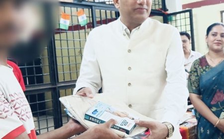 मथुरा में जनपद न्यायाधीश ने किशोरों को बांटे वस्त्र:सम्प्रेक्षण गृह में जीवन में सही मार्ग अपनाने और आत्मनिर्भर बनने को प्रेरित किया
