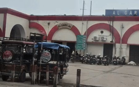 घर से नाराज होकर स्टेशन पहुंची 17 वर्षीय किशोरी:अलीगढ़ स्टेशन के प्लेटफॉर्म पर अकेली बैठी मिली, जीआरपी ने CWC को सौंपा
