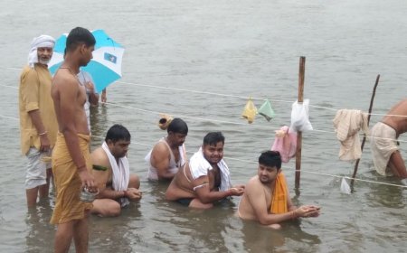पितृ पक्ष के पहले दिन यमुना घाटों पर उमड़ी आस्था:पूर्वजों की आत्मशांति के लिए किया तर्पण