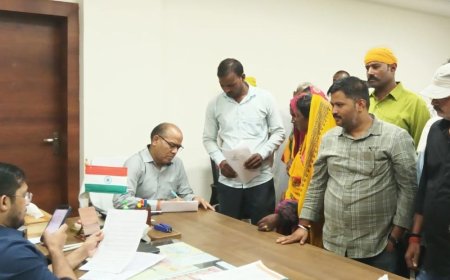 बनरसिया गांव की बदहाली को लेकर डीएम से मिले ग्रामीण:सड़क, नाली और अस्पताल जैसी सुविधाओं की मांग, DM ने जांच का आश्वासन दिया
