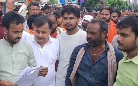 लखनऊ में विश्व हिंदू परिषद का विरोध प्रदर्शन:काकोरी में युवती के अपहरण मामले कार्रवाई न करने का आरोप , प्रदर्शनकारी बोले-पुलिस शिकायतकर्ता को कर रही है परेशान