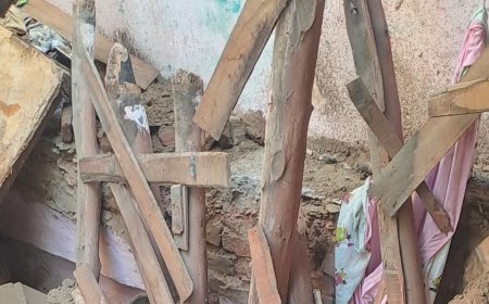 सहारनपुर में कच्चा मकान ढहा, लड़की मलबे में दबी:कमरे में दवाई लेने गई थी, आसपास के लोगों ने बचाकर अस्पताल पहुंचाया