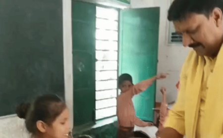 सीतापुर में विधायक शशांक त्रिवेदी ने बच्चों को पढ़ाया गणित...VIDEO:कचूरा स्कूल को ₹5 लाख की सौगात दी, विद्यालय स्टाफ और मौजूद लोगों ने खुशी जताई