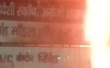 आगरा में शॉर्ट सर्किट से शराब ठेके में आग:50 लाख की शराब, सीसीटीवी और फर्नीचर जलकर खाक; एक घंटे में आग पर काबू पाया