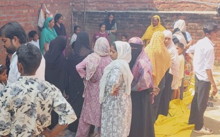 मिट्टी के टीले के नीचे दबने से अधेड़ की मौत:उन्नाव में तसले में मिट्टी भरते समय हादसा, कड़ी मशक्कत के बाद शव निकाला