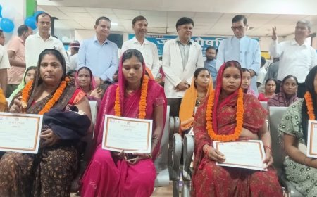 बलिया में 30 नवजात बेटियों का जन्मोत्सव मनाया गया:डीएम बोले- बेटियां बोझ नहीं, परिवार और राष्ट्र की ताकत हैं