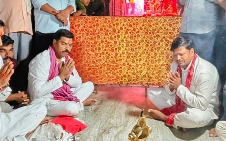 सपा सांसद आदित्य यादव ने PDA पंचायत की:सिद्ध बाबा धाम में पूजा-अर्चना कर चढ़ाया घंटा, बोले- किसानों की समस्याओं पर ध्यान देने की जरूरत