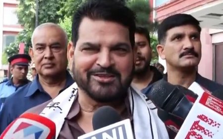 बृजभूषण बोले- अखिलेश के बिना सब सूना:मुस्कुराते हुए कहा- सपा के बिना यूपी में कांग्रेस का अस्तित्व नहीं, 150 सीटों लेकर चल रही खींचतान