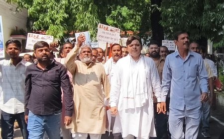 कांग्रेस ने चुनाव आयोग के खिलाफ प्रदर्शन कर पुतला फूंका:मुख्य चुनाव आयुक्त ज्ञानेश कुमार के इस्तीफे और FIR की मांग