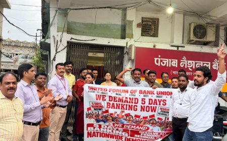बैंककर्मियों ने ड्यूटी के बाद किया प्रदर्शन:5 डे बैंकिंग की मांग, सरकार को बड़े आंदोलन की चेतावनी दी