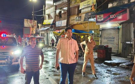 भारी बारिश के बाद डीएम ने शहर का जायजा लिया:सफाई न होने पर ईओ को लगाई फटकार, जर्जर भवनों को गिराने का निर्देश