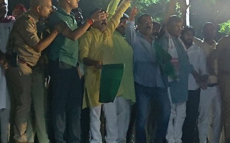 जौनपुर में ट्रेन के उद्घाटन पर सपा-भाजपा कार्यकर्ताओं में धक्का-मुक्की:झंडी दिखाने के दौरान लगे 'भाजपा जिंदाबाद' और 'अखिलेश यादव जिंदाबाद' के नारे