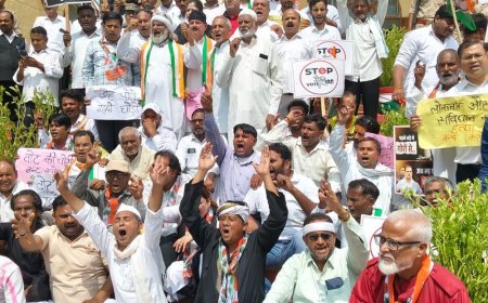 फिरोजाबाद में मुख्य चुनाव आयुक्त को हटाने की मांग:मतदाता सूची में बदलावों की स्वतंत्र जांच कराने की उठाई आवाज, जिला मुख्यालय तक मार्च निकाला
