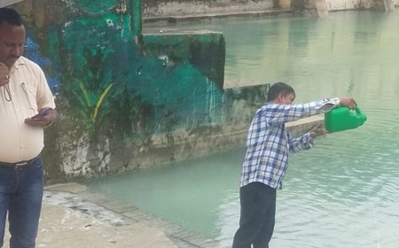 गणेश विसर्जन स्थल पर सीवर मशीन से सफाई पर विवाद:कौशांबी में भक्तों के विरोध के बाद तालाब का गंगाजल से शुद्धिकरण