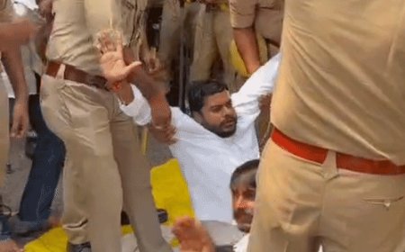 इलाहाबाद विश्वविद्यालय में आठ छात्र आमरण अनशन पर बैठे:पुलिस ने जबरन हटाने का प्रयास किया, छात्र नहीं माने