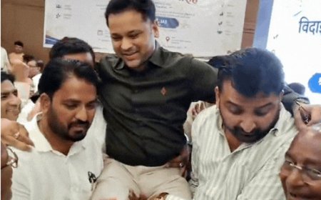 IAS दिव्यांशु पटेल को कंधे पर बैठाकर विदाई:मुरादाबाद के '5 बजे वाले नगर आयुक्त' के ट्रांसफर पर उमड़ा शहर, बागपत के डीएम बने