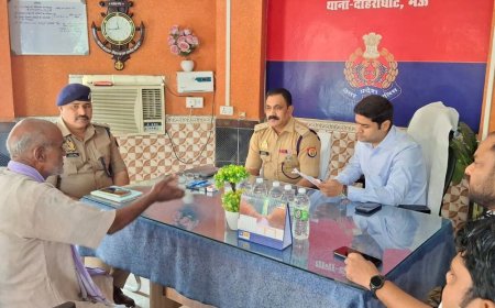 मऊ के थाने में डीएम-एसपी ने सुनीं फरियादें:दोहरीघाट में शिकायतों के समयबद्ध निस्तारण के निर्देश