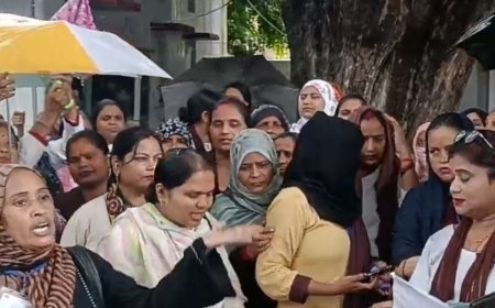 सीतापुर में मानदेय बढ़ाने को लेकर आशा कार्यकर्ताओं का प्रदर्शन:शासनादेश जारी न होने से नाराजगी, 1 अक्टूबर से भूख हड़ताल की चेतावनी